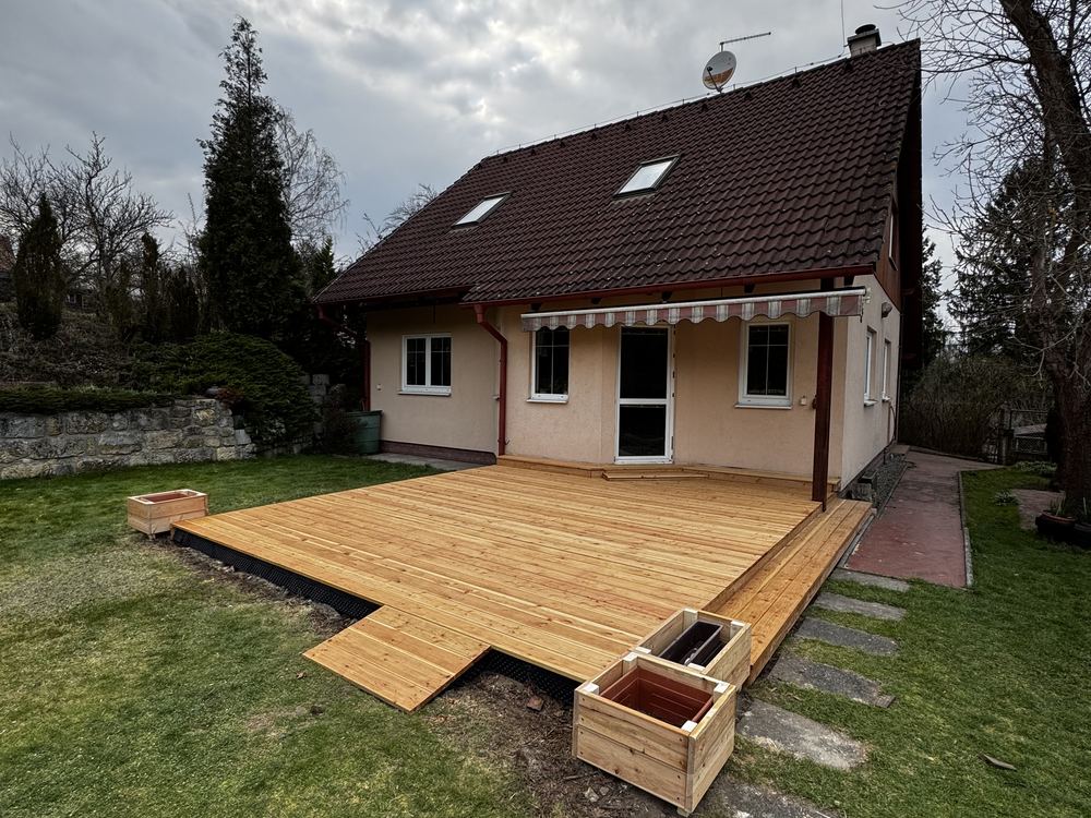 Nová modřínová terasa podél zadní strany rodinného domu