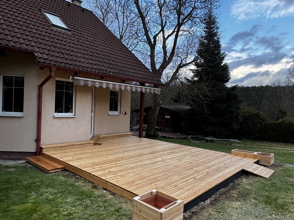 Terasa z modřínových prken s truhlíky a markýzou