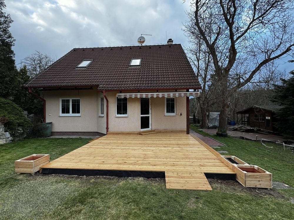 Rozlehlá modřínová terasa u rodinného domu