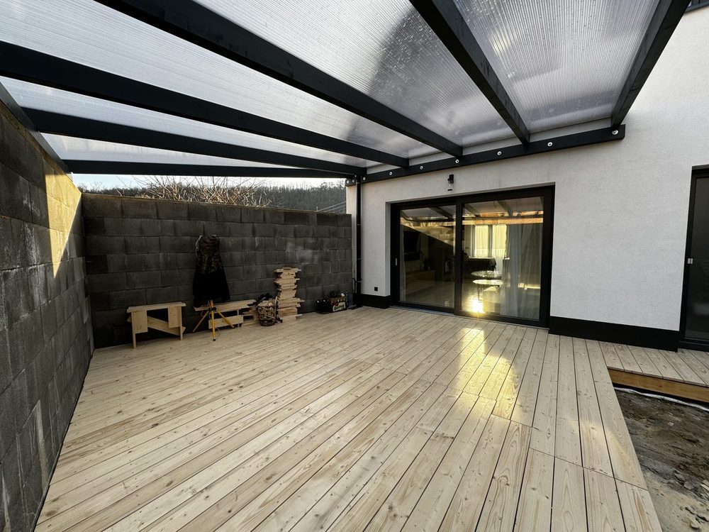 Pergola s dřevěnou podlahou a polykarbonátovým zastřešením