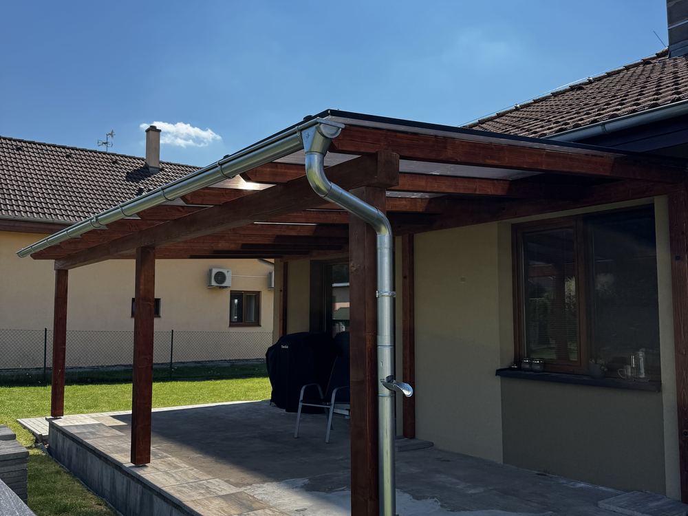 Dřevěná pergola podél celé délky domu