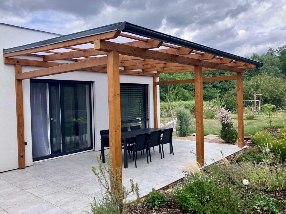 Dřevěná pergola s polykarbonátovým zastřešením u rodinného domu