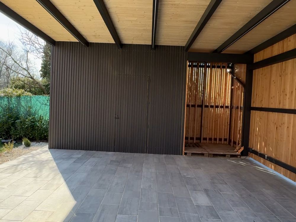 Vnitřek carportu s modřínovým opláštěním a posuvnou brankou